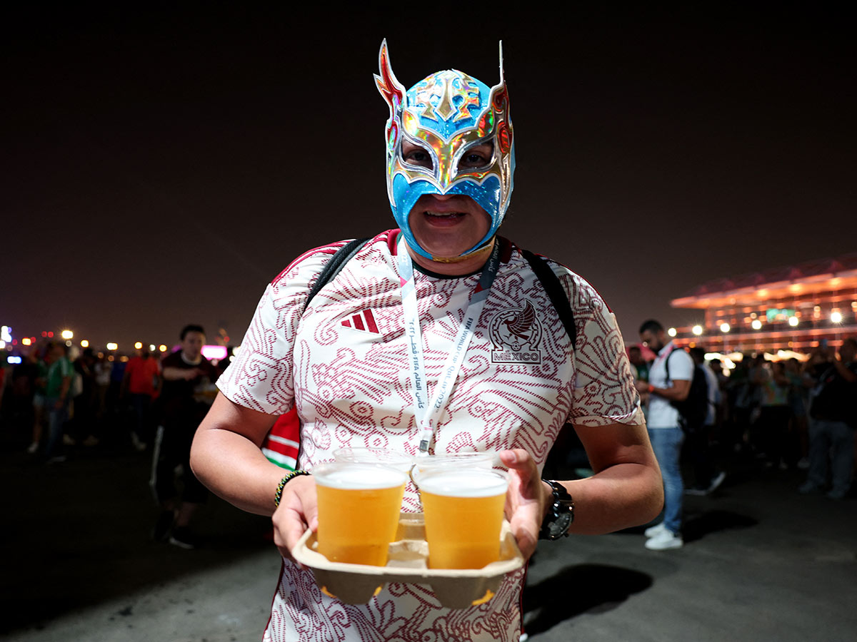 Mexicanos la pasan chin… en el Mundial; ‘presumen’ cervezas en mano
