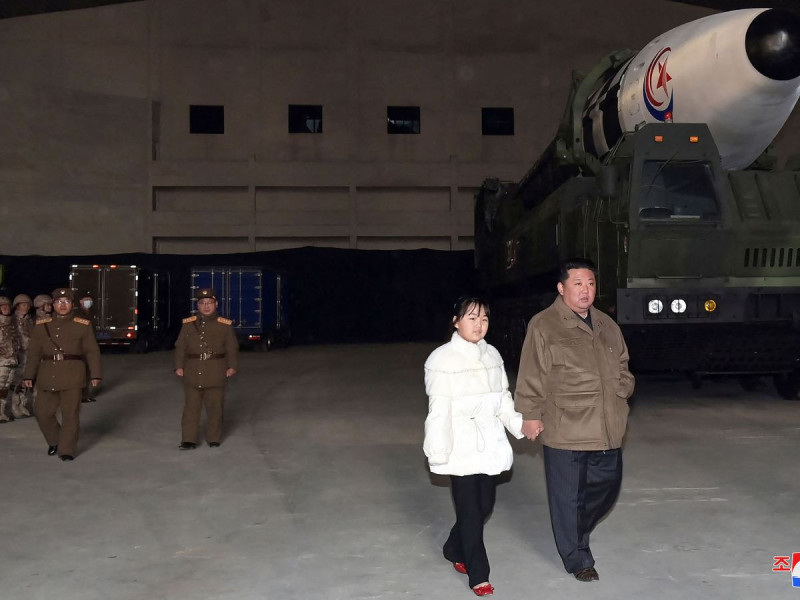 Kim Jong-un supervisa lanzamiento de misil de Corea del Norte junto a su hija y esposa