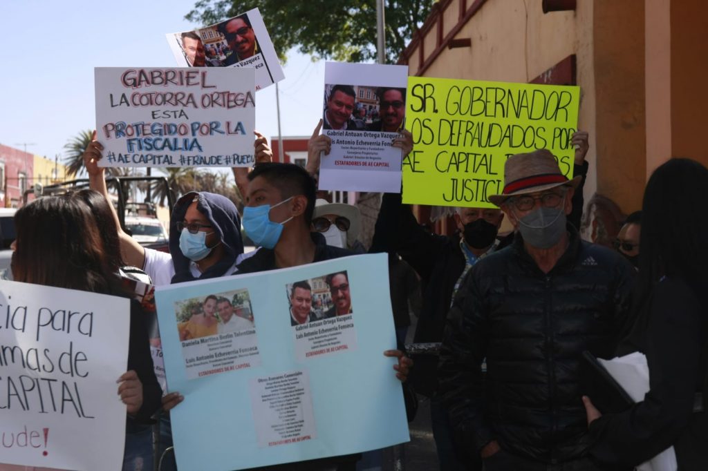 A casi tres años de haber sido defraudados, afectados por la firma AE Capital se manifiestan en las inmediaciones de Casa Aguayo