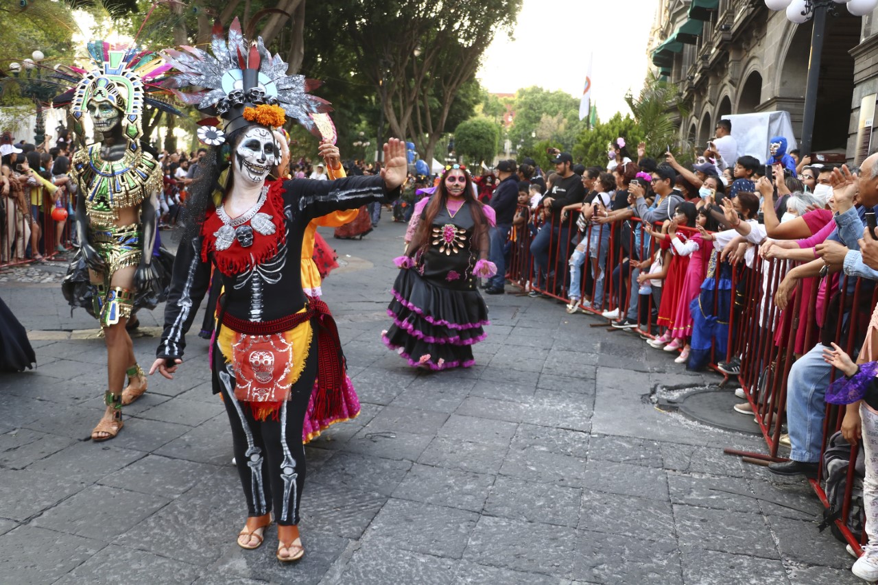 Colorido desfile de catrinas en el Centro Histórico de Puebla