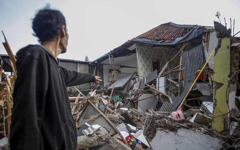 Aumentan a más de 160 los muertos por sismo en Indonesia; la mayoría niños