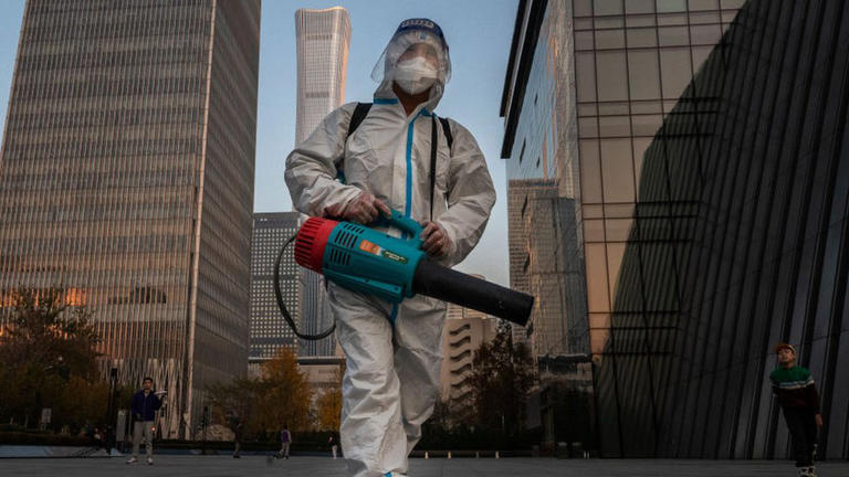 Pekín enfrenta el momento “más complejo y grave” de la pandemia con aumento de casos y primeras muertes en meses