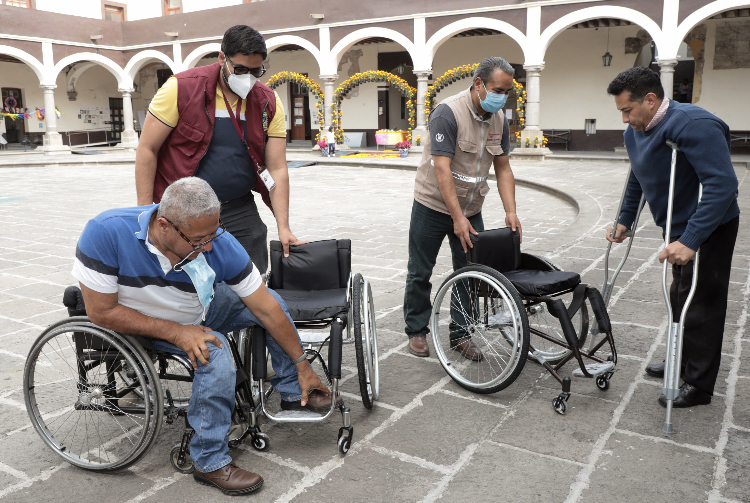 Con entrega de silla de ruedas, SEDIF dignifica calidad de vida de personas con discapacidad