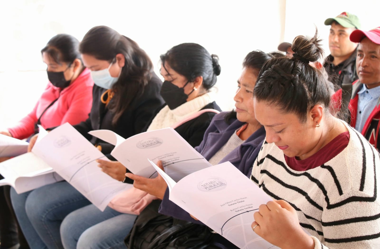 Tras solicitud en “Martes Ciudadano”, gobierno estatal brinda certeza jurídica a 27 familias de Zacatlán