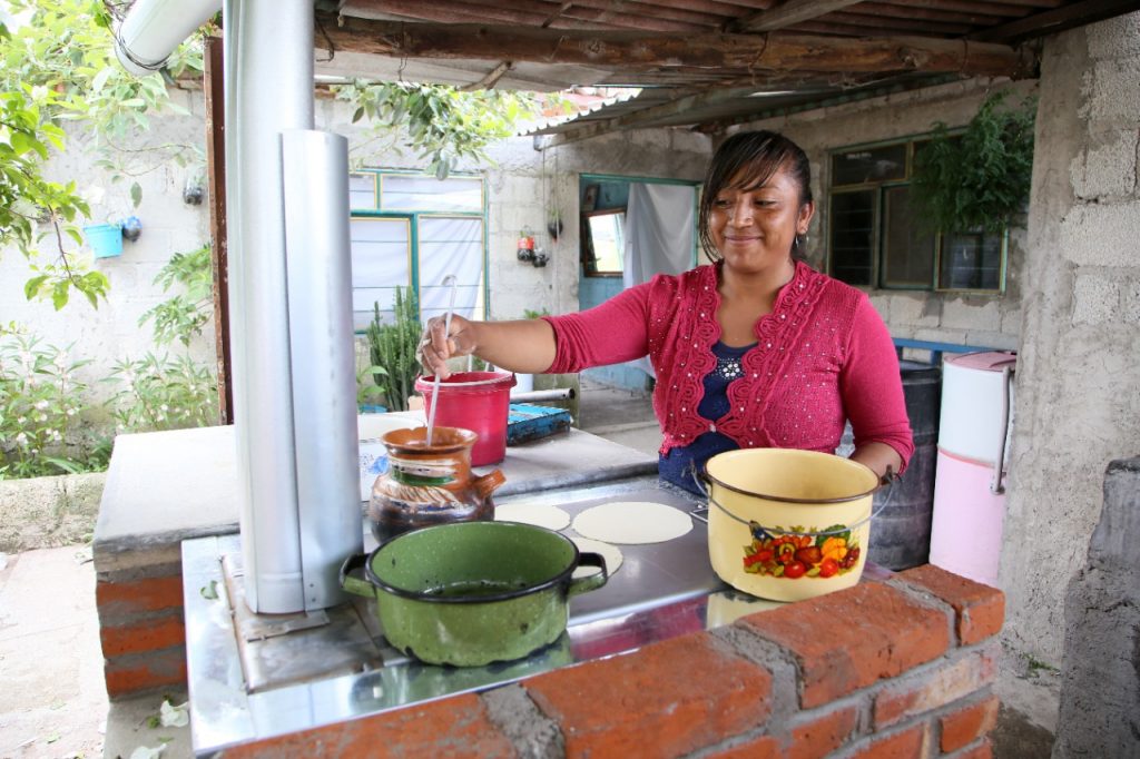 Continúa Bienestar con entrega de estufas ecológicas a familias de la capital