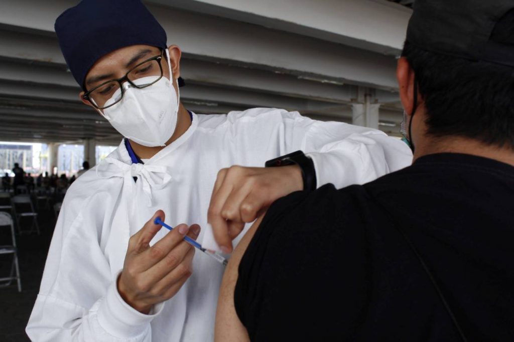 Aplica ISSSTEP vacuna contra influenza a derechohabientes