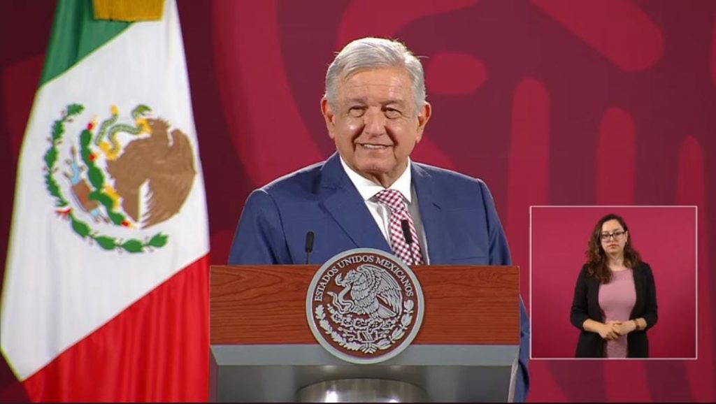 AMLO volvió a arremeter contra el INE