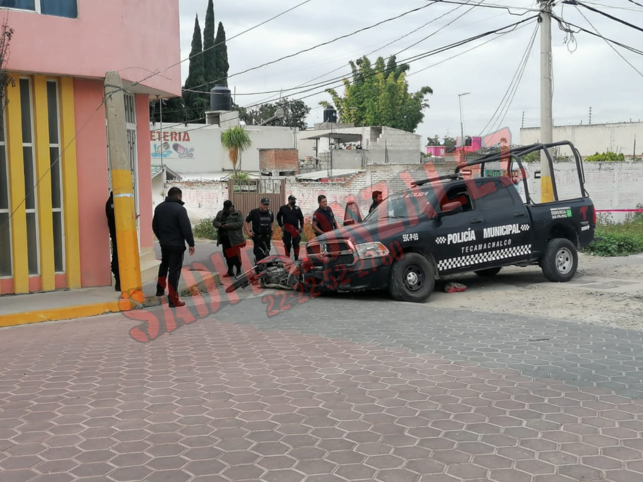 Persecución con balacera deja un policía herido y patrulla chocada en Tecamachalco