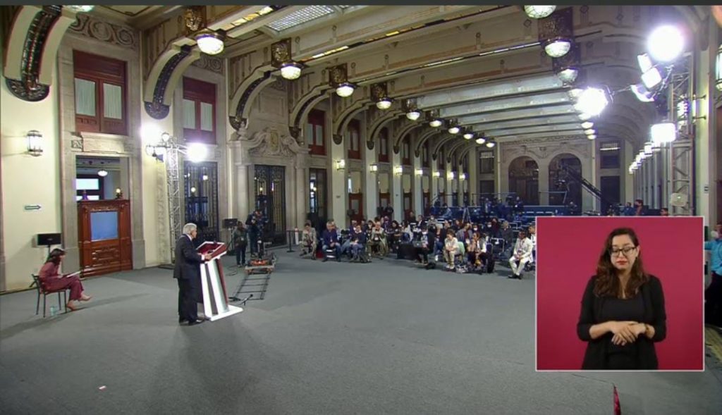 AMLO revela que al interior de FGR hubo quienes no querían firmar órdenes de aprehensión por Ayotzinapa