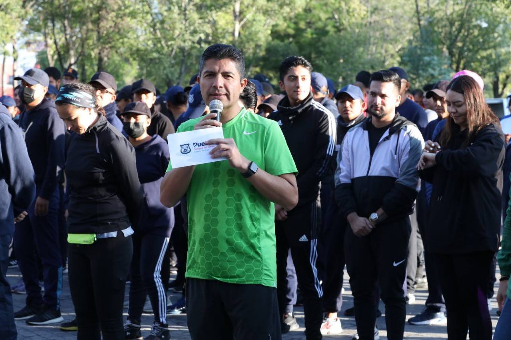 Eduardo Rivera acompaña carrera con los cadetes de la policía municipal