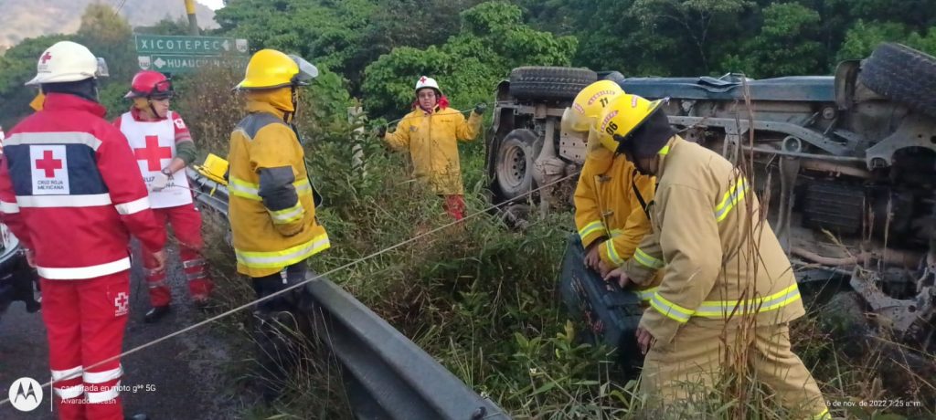 Desde Huauchinango: Accidente lo deja prensado en el crucero de Texcapa