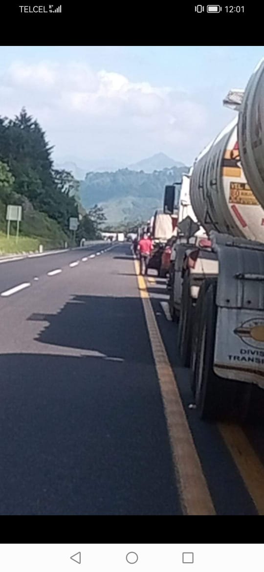 Deja un muerto volcadura de camión en la México-Tuxpan