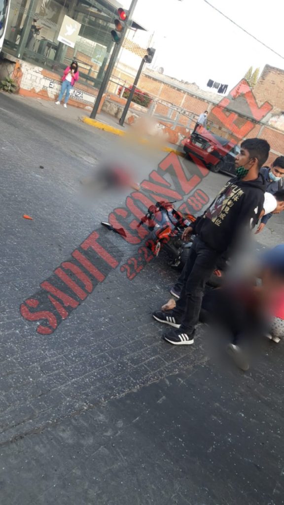 Pareja en motocicleta choca contra vehículo sobre la 11 Norte; el hombre murió
