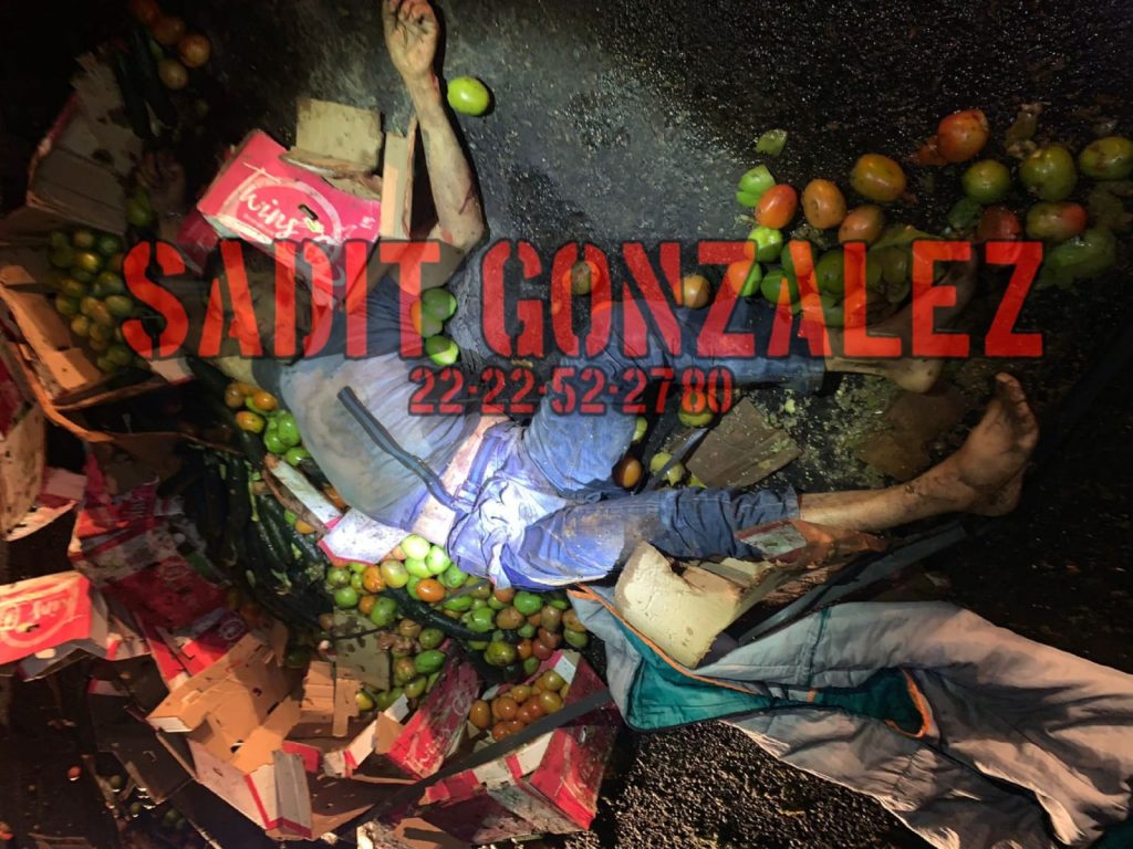 Muere una persona y dos más lesionadas por choque de camiones en la México-Tuxpan