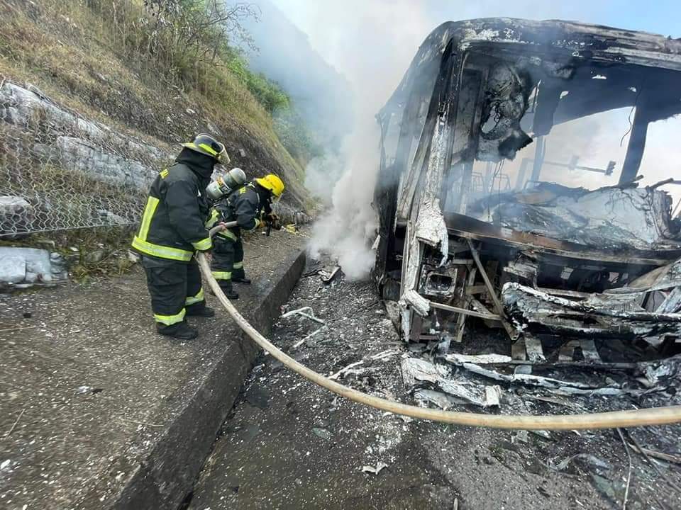 Fotonota: Se incendia autobús en la México Tuxpan