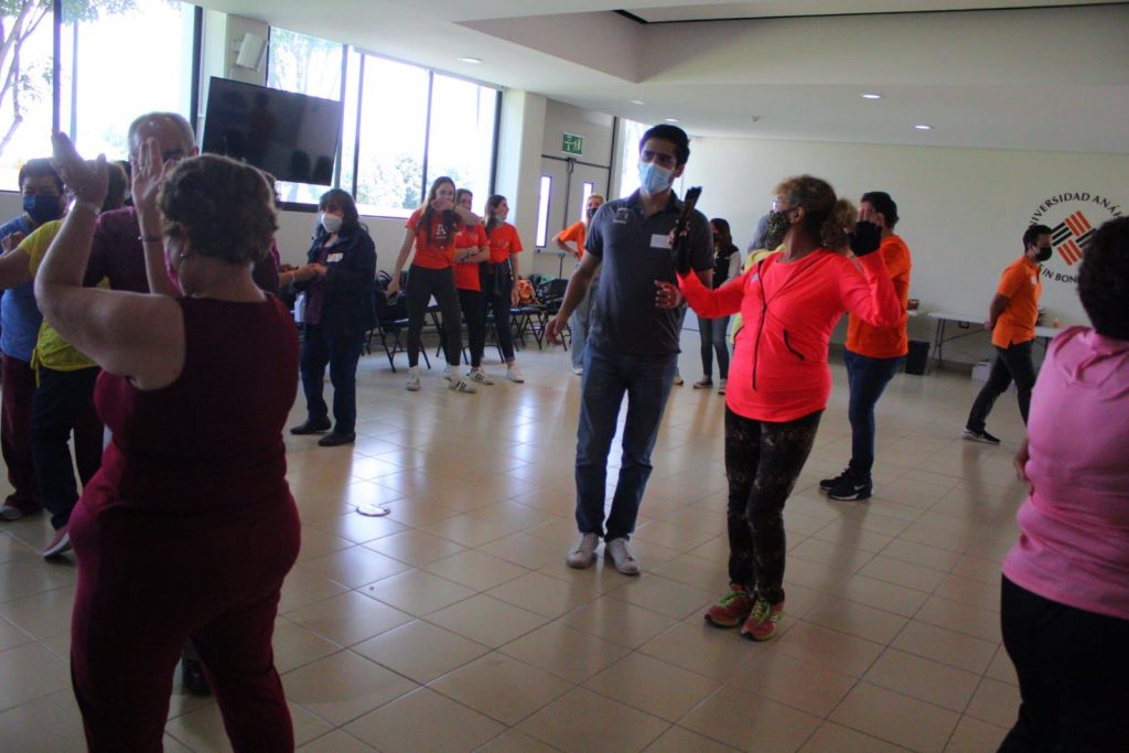 Adultos mayores del SMDIF participan en programas sociales