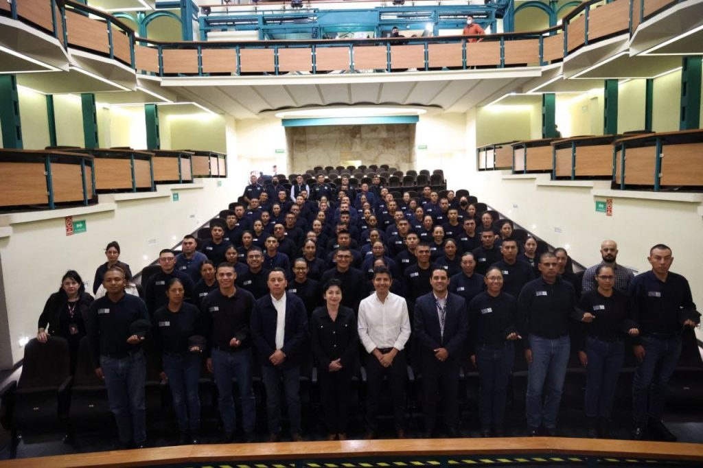 Eduardo Rivera imparte conferencia a cadetes de policía