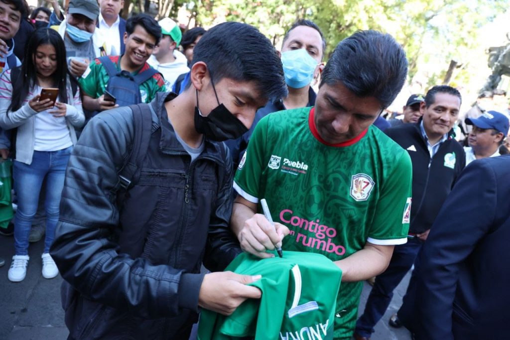 Poblanos se pusieron la verde en el zócalo de la capital