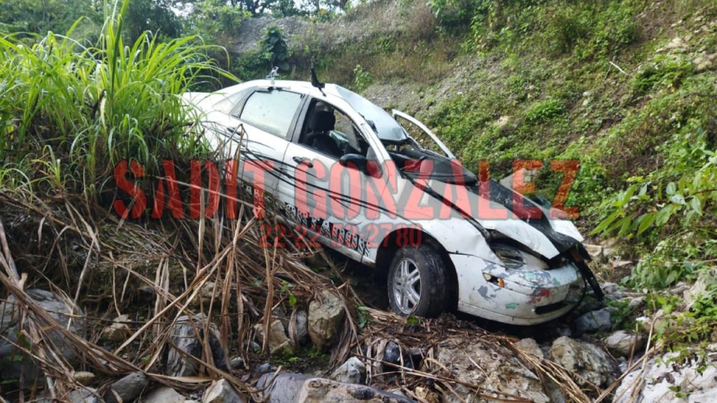 Muere hombre al caer con su vehículo a una barranca en Xicotepec