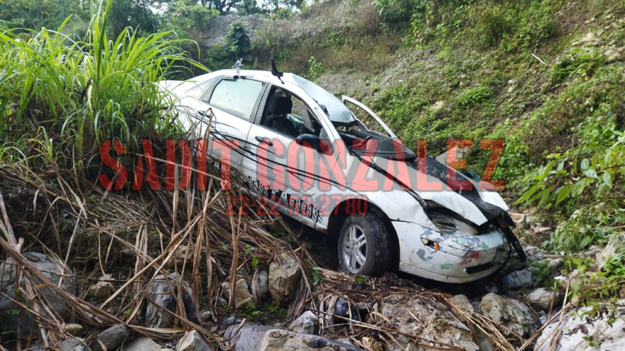 Muere hombre al caer con su vehículo a una barranca en Xicotepec