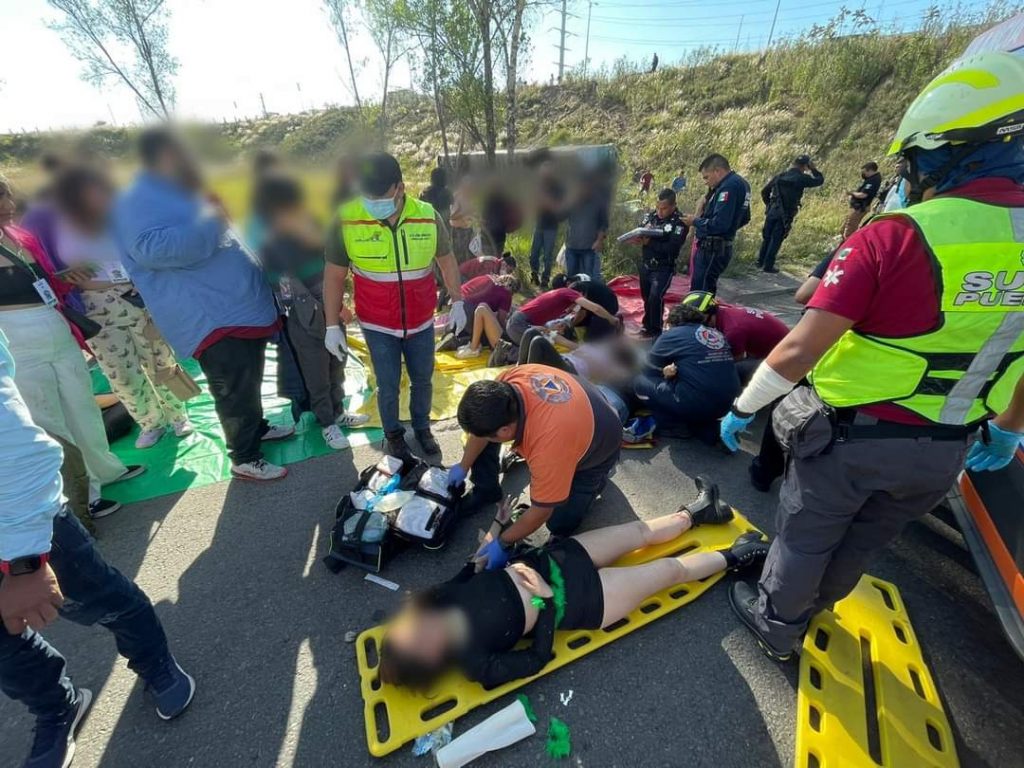 Iban a un concierto pero se voltea su camión