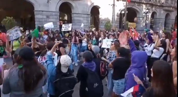 Video desde Puebla: Manifestación del 25 N llega al Congreso local y palacio municipal