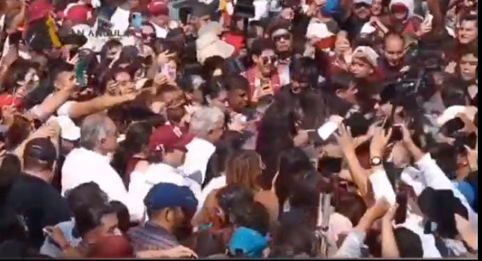 Video desde Puebla: Seguidores de AMLO buscan contacto con él