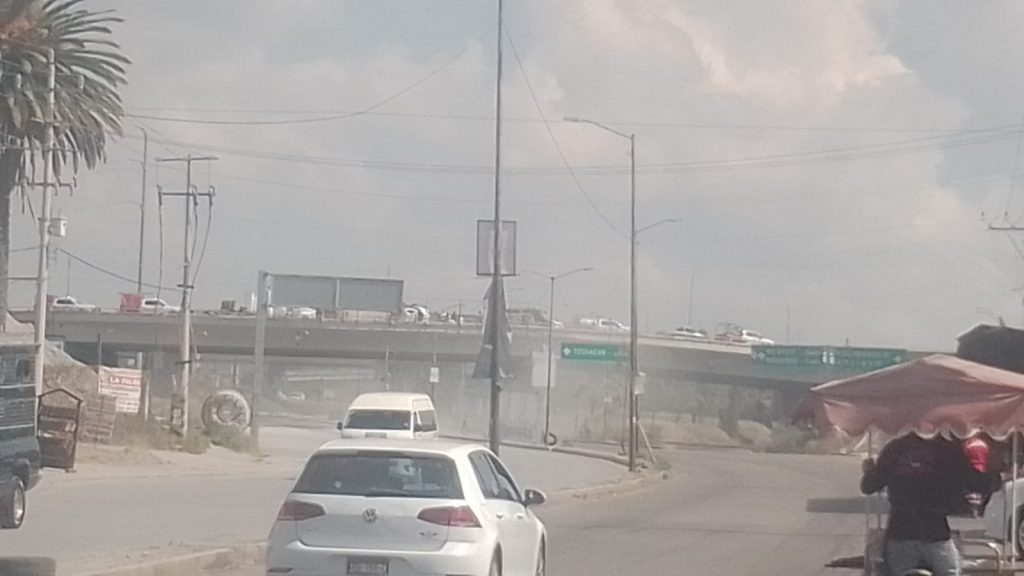 Vuelca en Amozoc camión que llevaba cemento