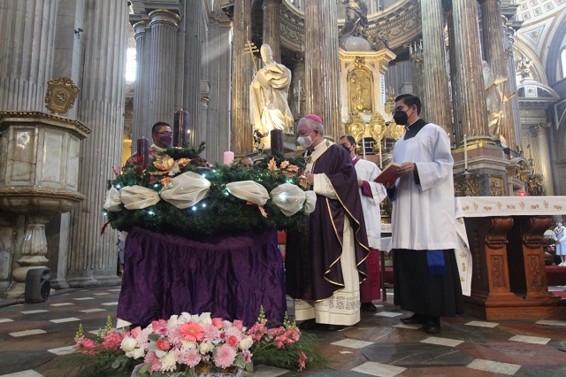 Arzobispo de Puebla realiza el encendido de la Corona de Adviento