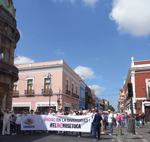 Realizan la Marcha por la Democracia para defender al INE en Puebla