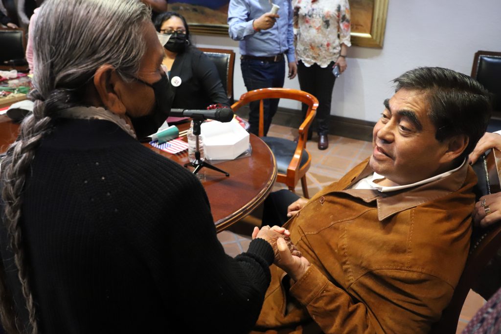 En Casa Aguayo, gobernador Barbosa convive con hijos de migrantes poblanos