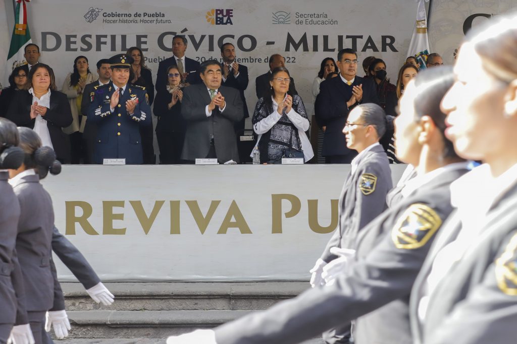 Gobernador Barbosa encabeza desfile por aniversario de la revolución mexicana