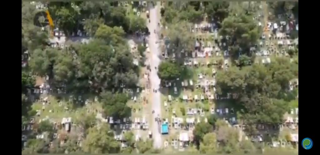 Video desde Puebla: Decenas de personas dejan flores a sus difuntos