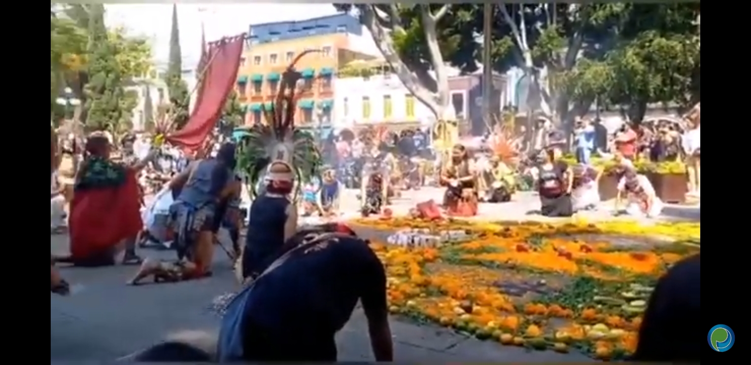 Video desde Puebla: Ofrenda y danzas prehispánicas en el zócalo