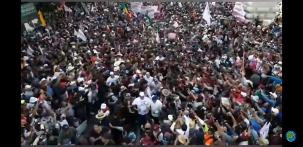 Video desde Puebla: AMLO se abre paso entre sus simpatizantes en la marcha 4T