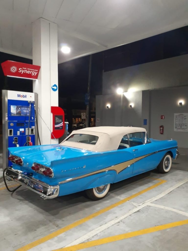 Muestra de autos clásicos y mercadito