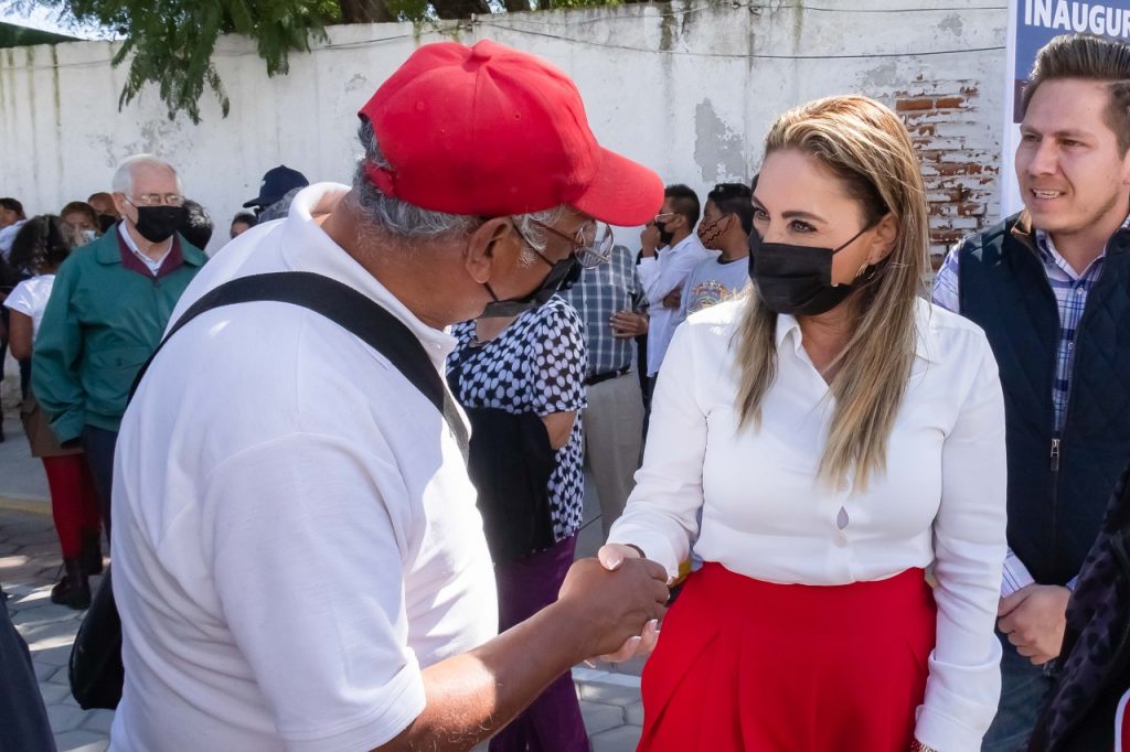 Tras 60 años de espera, Paola Angon entrega adoquinamiento en Manantiales