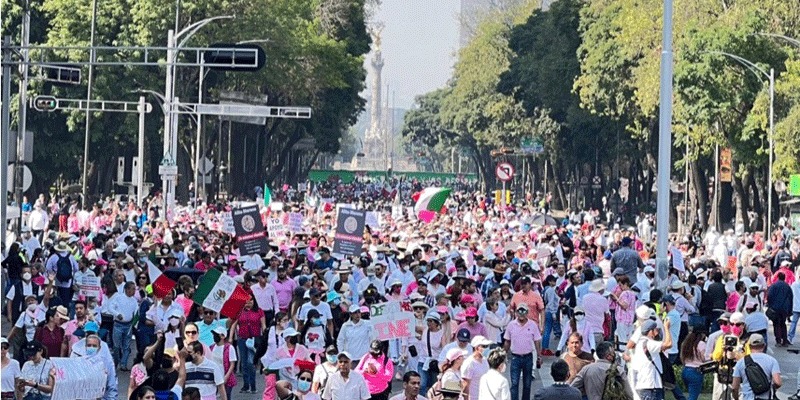 Histórica marcha en defensa de la democracia; ciudadanos alzan la voz en apoyo al INE
