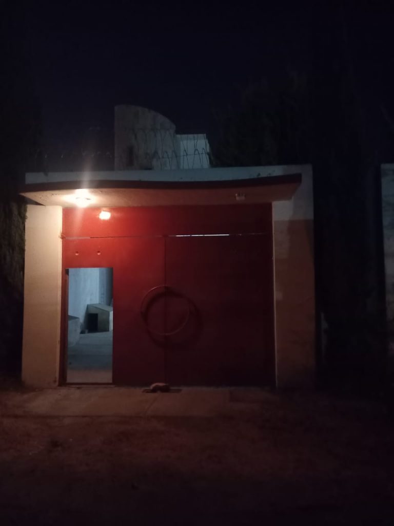 Detienen a 3 mujeres “polleras” con 49 migrantes