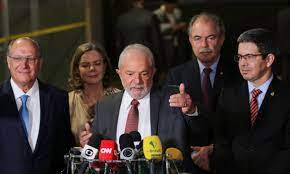 Lula se reúne con parlamentarios y promete diálogo