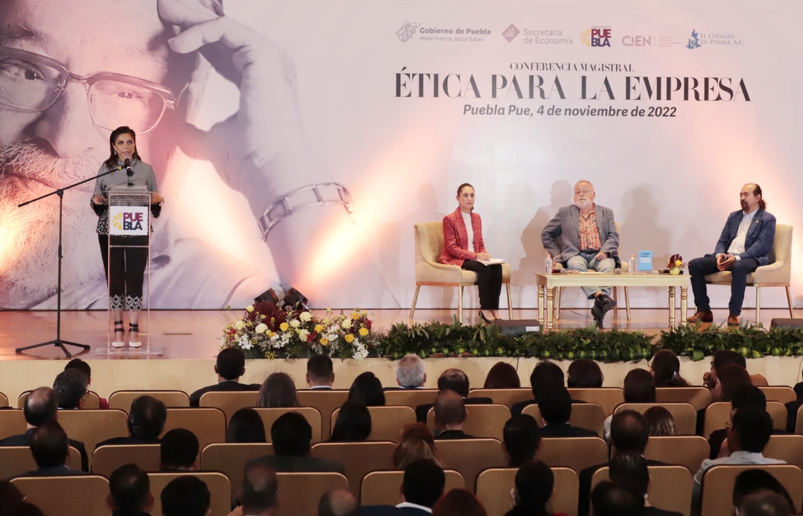 Video desde Puebla: Miguel Barbosa asiste a conferencia de Fernando Savater y Claudia Sheinbaum