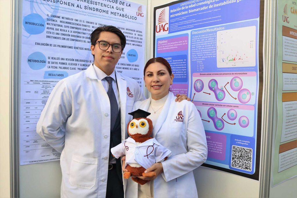 Madre e hijo estudian juntos Medicina en la UAG