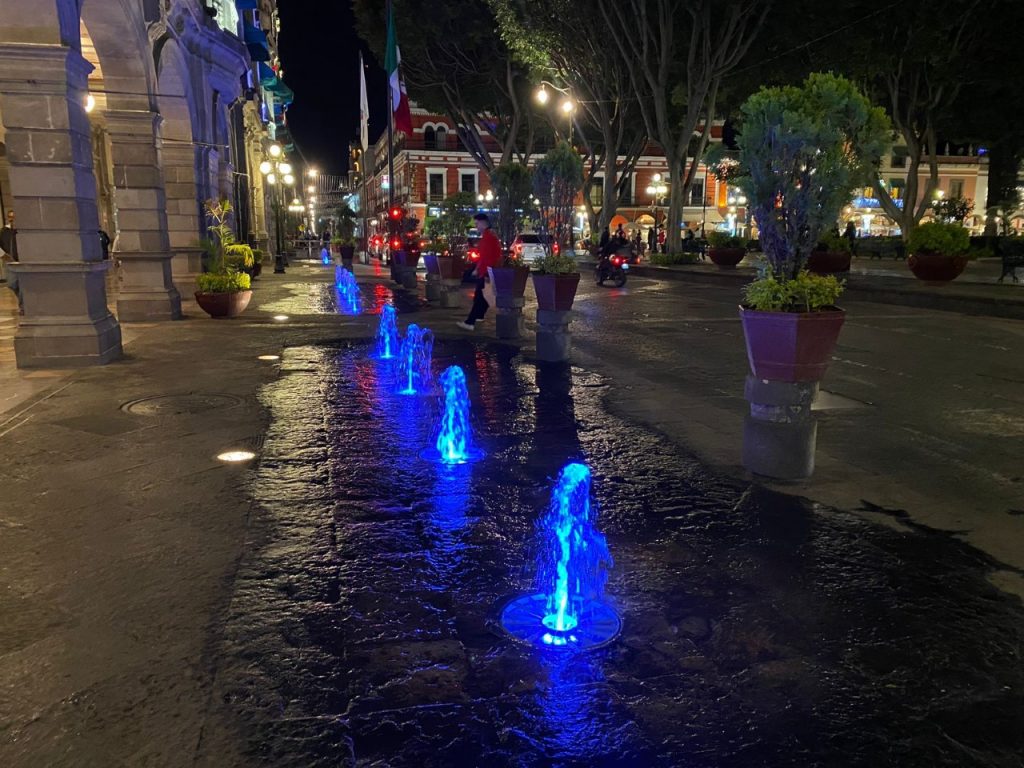Se iluminan de azul las fuentes de la ciudad por fiestas navideñas