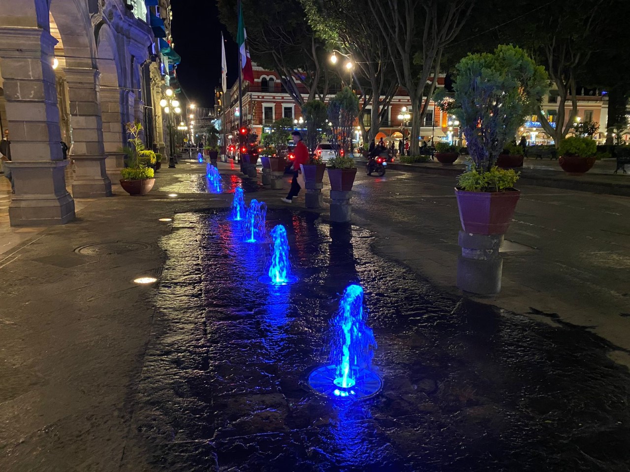 Se iluminan de azul las fuentes de la ciudad por fiestas navideñas