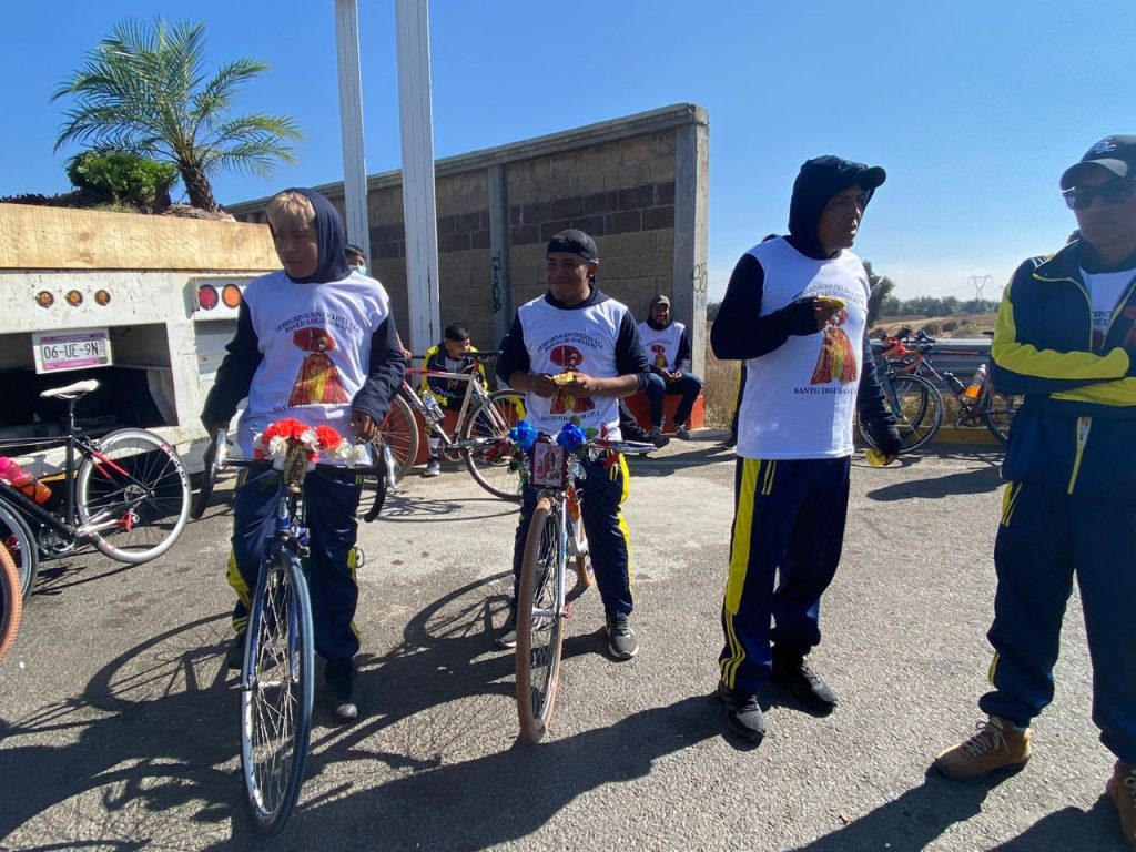 Miles de peregrinos poblanos buscan llegar a la Basílica de Guadalupe cargados de fe y esperanza 