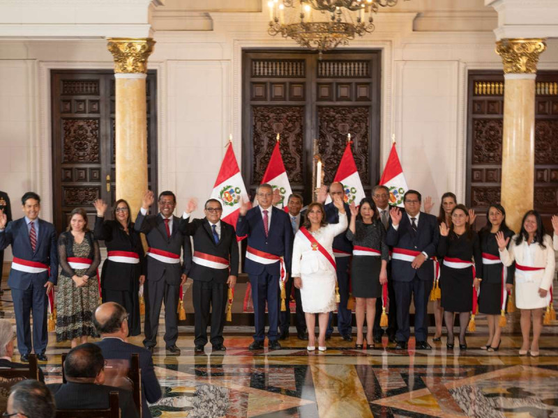 Dina Boluarte toma juramento a su nuevo gabinete en el gobierno de Perú