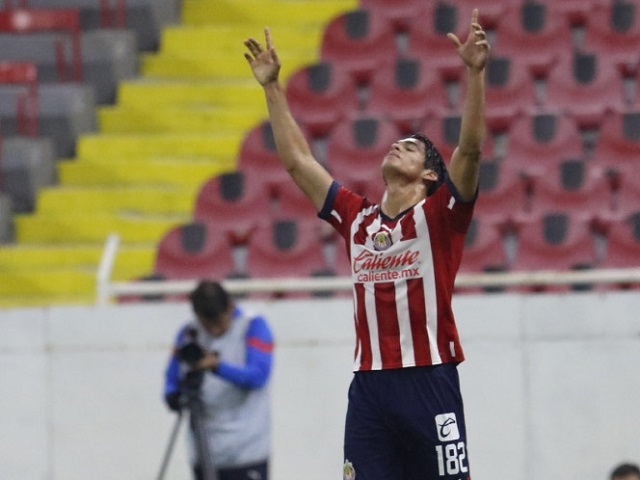 Chivas consigue triunfo de última en su debut de Copa por México