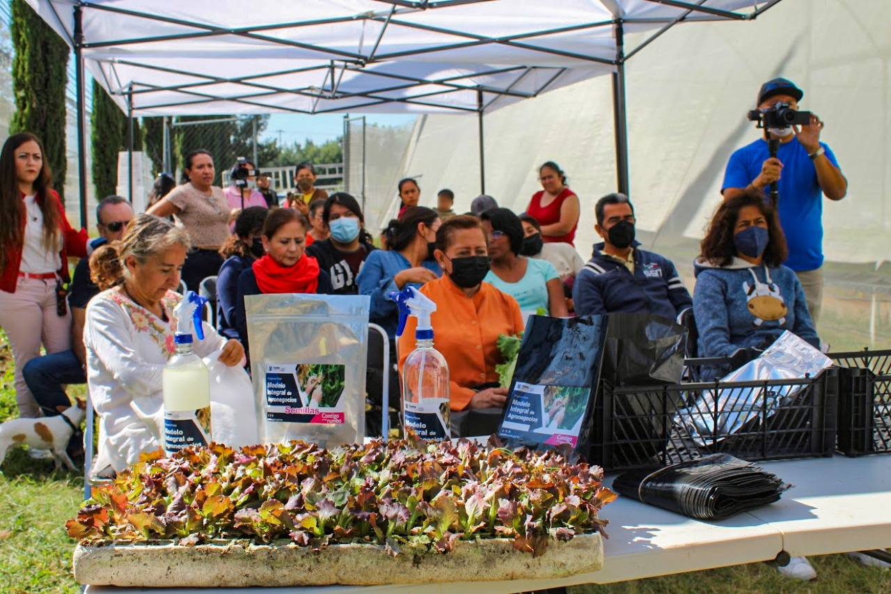 Entregan insumos a agronegocios en Puebla capital