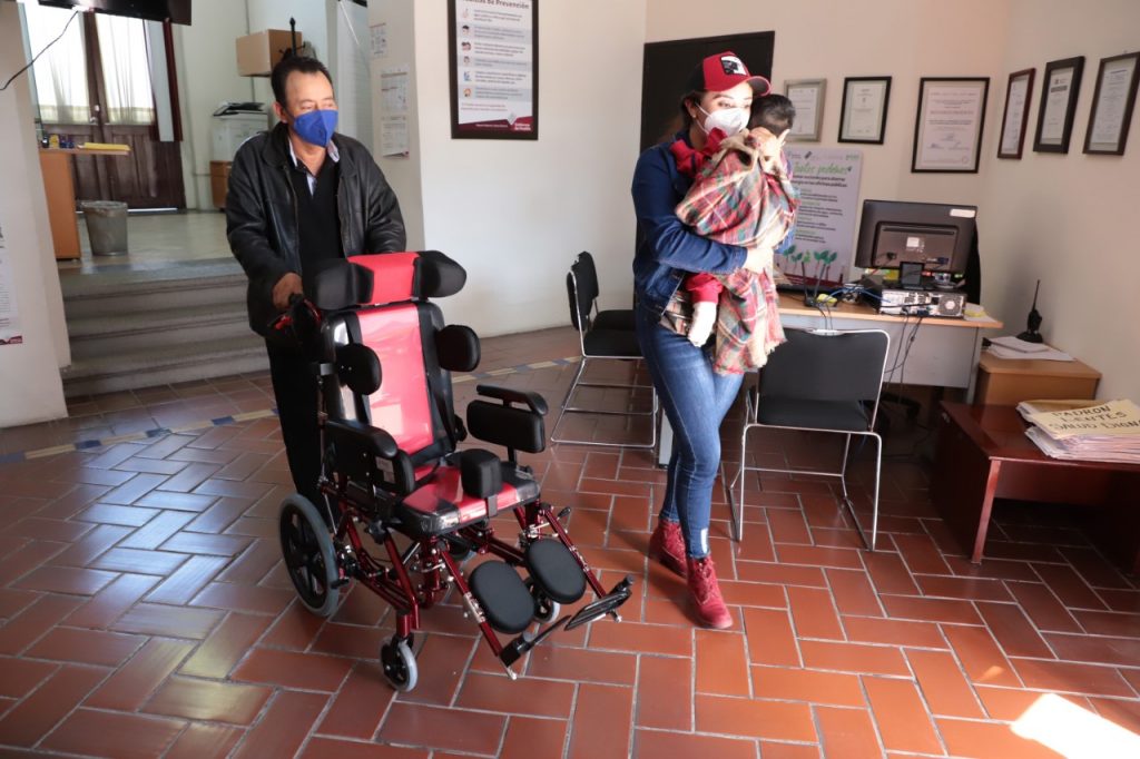 Otorga SEDIF silla de ruedas especializada a niño de Libres