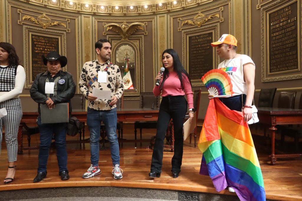 Comunidad LGBTTTI exige respeto a derechos humanos ante el Congreso de Puebla